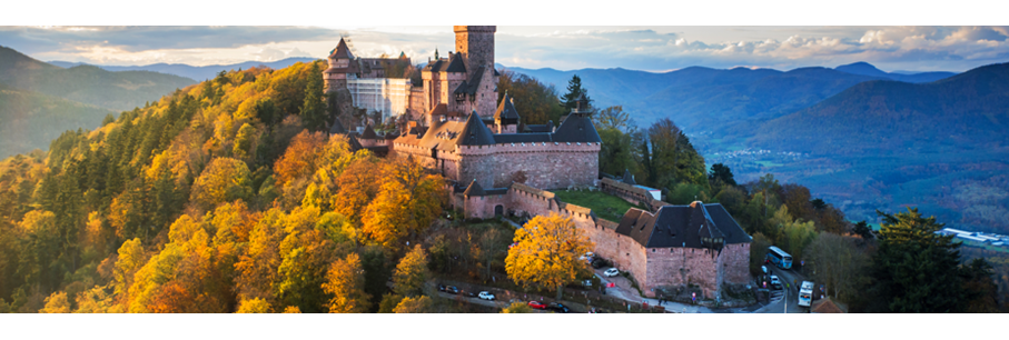 Het kasteel van Haut-Koenigsbourg kijkt uit