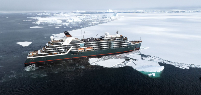 The image depicts a large cruise ship navigating through a sea of ice and snow amid a vast, frozen Arctic landscape.  Door AI gegenereerde inhoud is mogelijk onjuist.