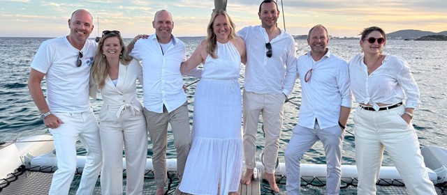 Sunny Cars reist met 20 managers af naar Mallorca