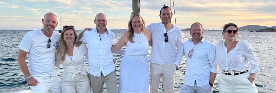 Sunny Cars reist met 20 managers af naar Mallorca
