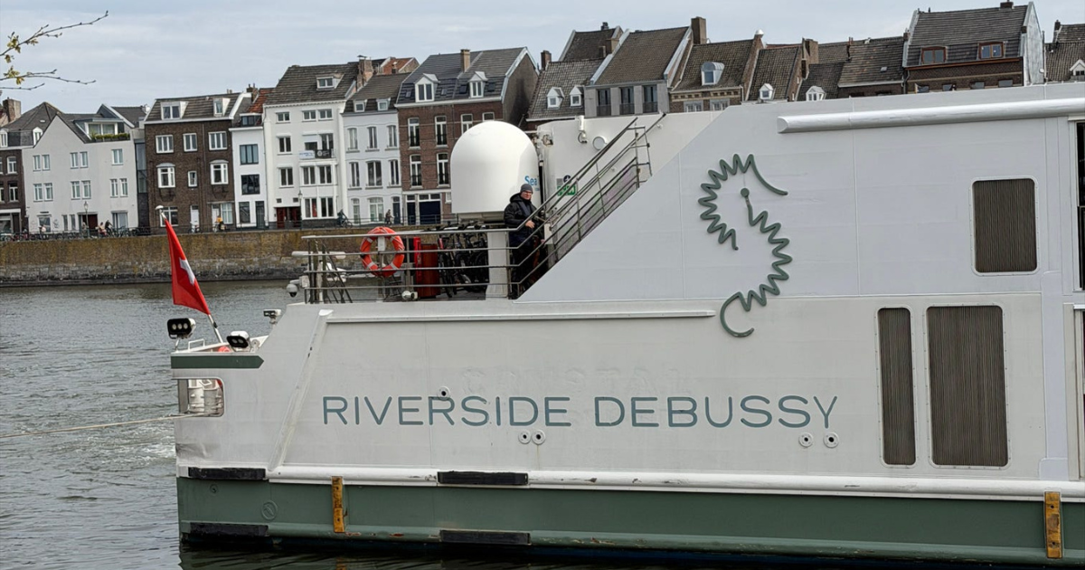 Rani en An aan boord van Riverside Debussy